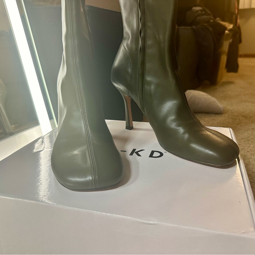 NA-KD | Rounded Toe Ankle Boots in Khaki Green, size 39 EU / 8.5 US